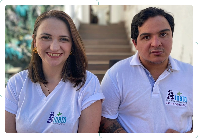 Gabriel Matos e Tamires Canin, profissionais da Inata Quiropraxia e Bem-Estar, usando uniformes personalizados com o logotipo da clínica.
